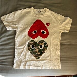 Comme des Garçons PLAY WHITE T-SHIRT WITH CAMO PRINTED MIRROR HEARTS Large